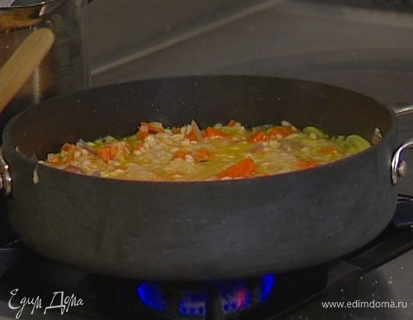 Влить 1 л горячего бульона и, помешивая, довести до кипения. Убавить огонь, накрыть крышкой и прогревать на медленном огне 10 минут, а затем продолжать готовить как обычное ризотто, вливая по полчашки горячего овощного бульона каждые 3–4 минуты, пока перловка не станет мягкой.