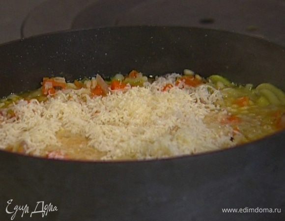 Пармезан натереть на мелкой терке, присыпать ризотто, добавить специи по вкусу и сразу подавать на стол.