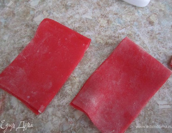 Края полосочек немного смочить водой, свернуть полоски.