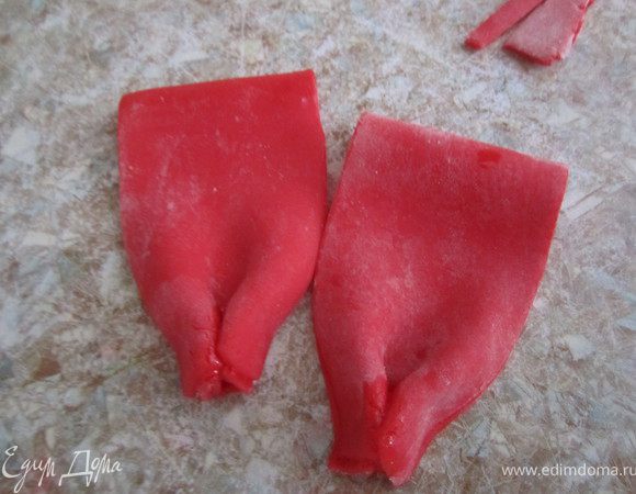 Аккуратно сжать каждую часть банта.