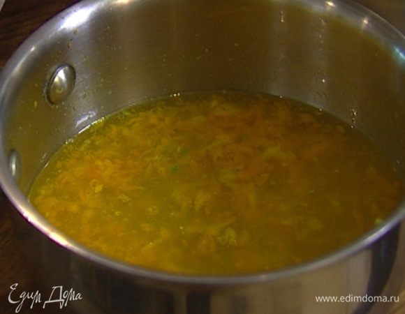 Натертую цедру и сахар отправить в кастрюлю, залить 300 мл воды и прогреть, но не кипятить. 