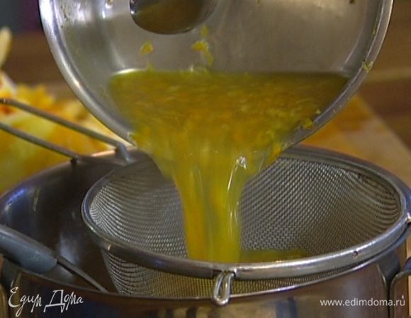 Влить апельсиновый сок, добавить сок лимонов и лайма и желатин. Размешивать до полного растворения желатина, затем процедить. 