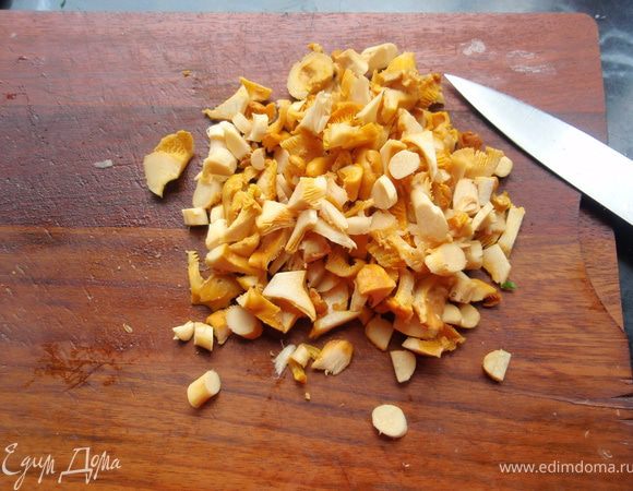 Как всегда хорошенько моем грибы от веточек и земли. И довольно мелко их нарезаем.