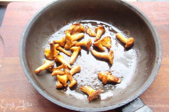 На отдельной сковороде я обжарила немного маленьких грибочков, чтобы потом добавить их в суп целиком, как некую изюминку.