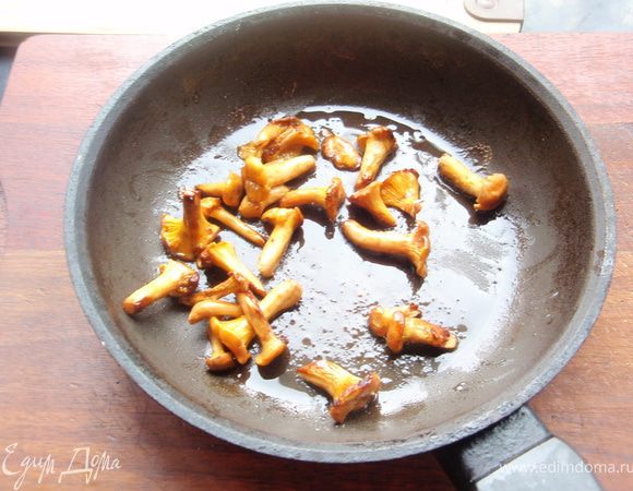 На отдельной сковороде я обжарила немного маленьких грибочков, чтобы потом добавить их в суп целиком, как некую изюминку.  