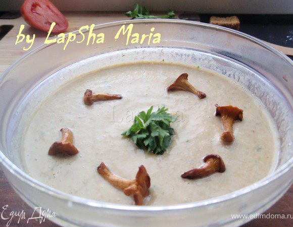 Теперь осталось все хорошенько взбить в блендере, ещё раз поставить на огонь и дать вскипеть. Затем перелить в тарелку и добавить целых грибочков. Приятного аппетита!