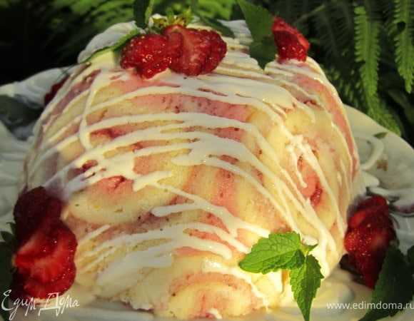 И украсить по усмотрению. Можно немного полить сметаной смешанной с сахарной пудрой. Торт с клубничным суфле украсить клубничкой и листиками мяты.