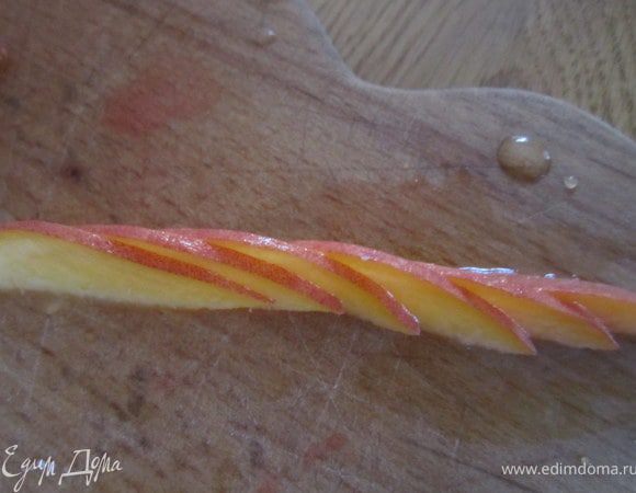 Торт с персиками. Можно украсить розочкой из персика. Для этого тоненько нарезать дольку персика.