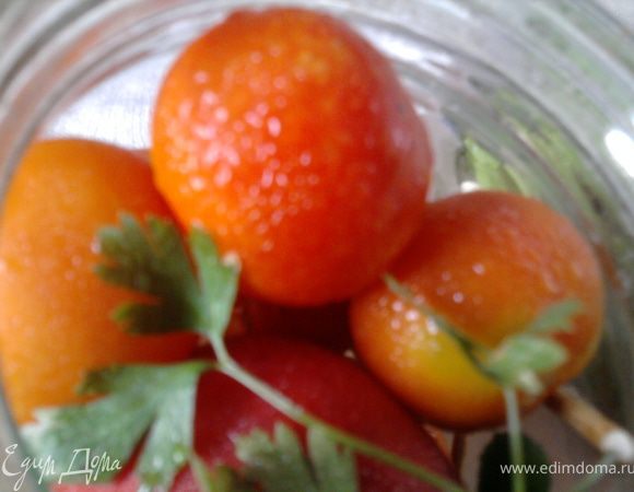 Банки стоят в кипящей воде столько, чтобы на помидорах появилась роса (время зависит от размера банки - 3-хлитровая где-то 10-15 мин)