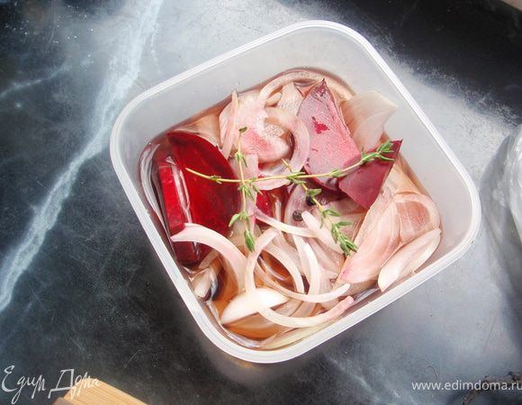 Луковицу и свеклу режем тонко полукольцами. Выкладываем их по возможности поочередно. Есть несколько способов маринования. Можно залить ошпаренный лук и свеклу холодным маринадом, но тогда лук останется твердым. Можно отдельно вскипятить маринад и залить им лук и свеклу, тогда лук будет мягким. А можно все смешать и поставить в микроволновку на пару минут, что я и сделала. Затем дала остыть и отправила в холодильник на ночь. 