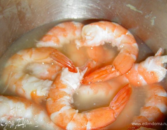 Отварные креветки очищаем, складываем в миску и заливаем лимонным соком. Оставляем их мариноваться на пол часа.Пока креветки маринуются, займемся основным процессом. Красную рыбу(без костей) измельчим в блендере,добавим йогурт и творожный сыр,и аккуратно все перемешаем.Разводим быстрорастворимый желатин и соединяем его с вином и соком, слитым после маринования креветок. В форму наливаем тонкий слой полученного раствора, ставим в холодильник и даем застыть.Я бы посоветовала выстелить форму пищевой пленкой, чтобы потом заливное хорошо отделялось от формы. А то у меня вышла оказия, кусочек прилип..., и испортил весь внешний вид.На застывший слой желе выкладываем креветки, перец, зелень, и заливаем их полностью, и даем застыть.К рыбно-творожной массе добавляем половину оставшегося желатинового раствора, перемешиваем и выкладываем сверху, на застывший слой с креветками. Так же, даем застыть в холодильнике.Через пару часов, когда полностью застынет творожно-рыбный слой, достаем желе из холодильника и выкладываем на него оставшиеся креветки, зелень, а затем заливаем оставшимся желейным раствором.Даем желе полностью застыть, затем аккуратно вынимаем из формы (у меня это получилось не очень хорошо) и подаем к столу.

Приятного аппетита!!! 