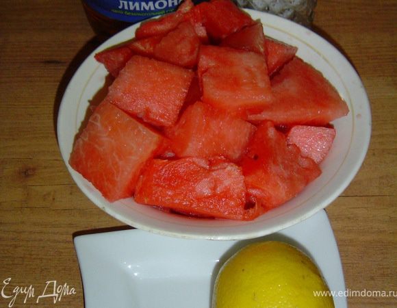 Все ингредиенты, кроме лимонада, взбиваем в блендере, выливаем в бокал и доливаем лимонадом.