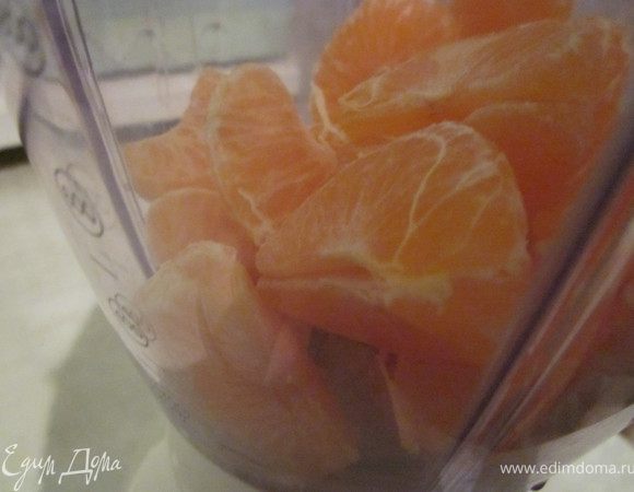 Мандарины очистить и размельчить при помощи блендера.