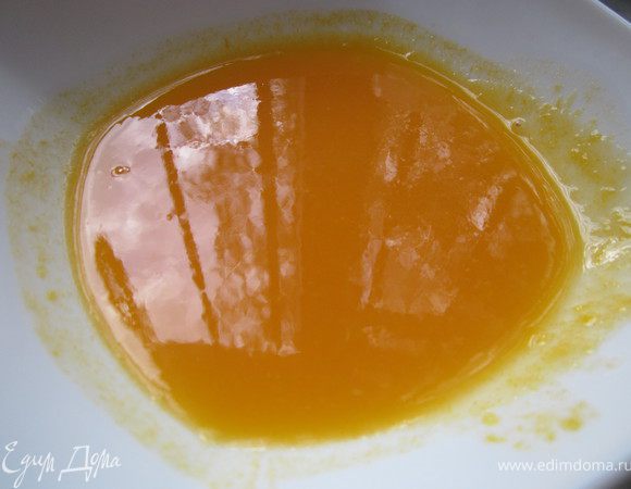 Протереть через сито. Добавить ваниль, пудру и желфикс. Довести до кипения, проварить 3 минуты на медленном огне. Готовый соус охладить.