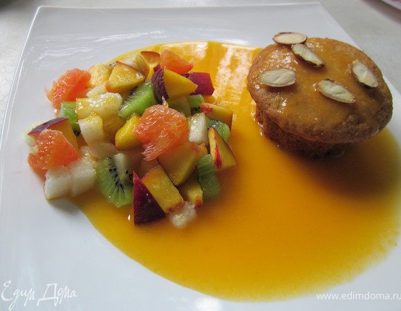 Фрукты порезать кубиком. На сервировочную тарелку налить соус. Выложить фрукты и кексик. Полить их сверху соусом. Маффин украсить миндалем. Приятного аппетита и хорошего настроения на целый день:))