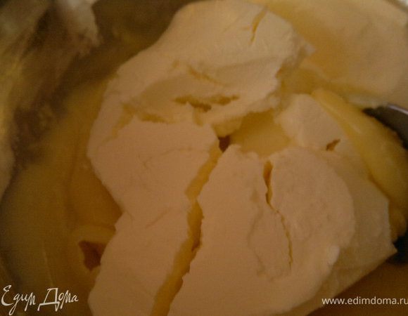 Когда масса остынет добавить крем- чиз.