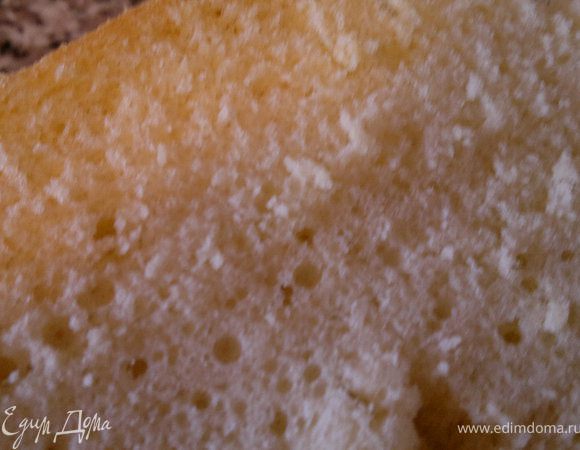 Разрезать бисквит на коржи. (У меня остался еще один корж прозапас)