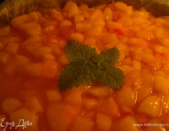 Ложим корж в разьемную форму, смазываем нашим кремом, накрываем коржом, сверху заливаем нашей фруктовой массой и равномерно распределяем. Убираем в холодильник часов на 4-5.