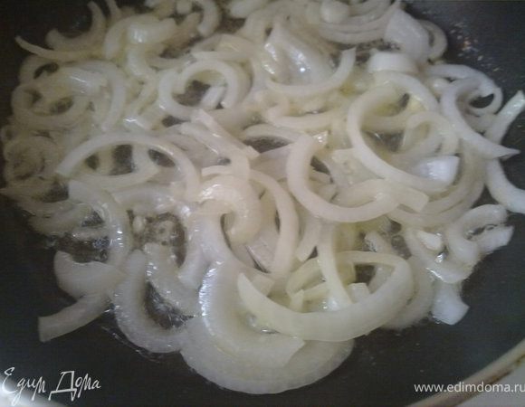 ОТДЕЛЬНО (в этом, по моему мнению и кроется секрет вкуса) поджарить на смеси масел лук, порезанный полукольцами до прозрачности...