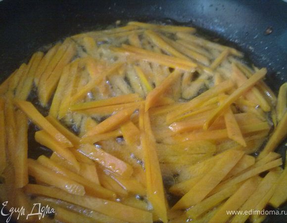 ...морковь, порезанную брусочками...