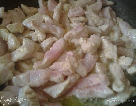 ...филе индейки (в оригинальном рецепте было куриное филе. я положила что было. с индейкой мне больше понравилось. хотя, полюбила я это блюдо именно с курицей),порезанное тоже брусочками до испарения лишней жидкости...