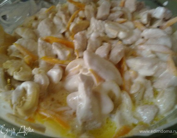 в кастрюле смешать лук, морковь, индейку, порезанные грибы, сметану, соль и перец по вкусу (если получается слишком густая масса можно разбавить рассолом от грибов). накрыть крышкой и тушить минут 20 до полной готовности мяса