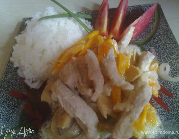 подавать можно с любым гарниром. у меня сегодня был рис. ПРИЯТНОГО АППЕТИТА!