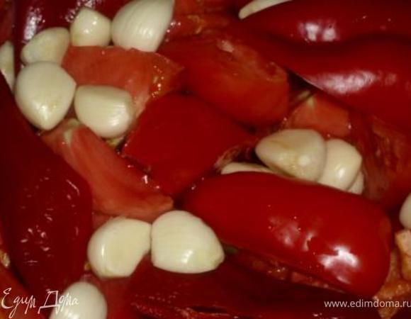 Овощи тщательно почистить и помыть. Помидоры и перец крупно порезать. 