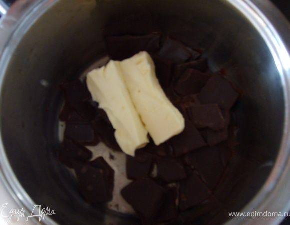 Положить в кастрюльку и залить 2 ст.л. водой, добавить сливочное масло и все  перемешивая растопить на медленном огне
