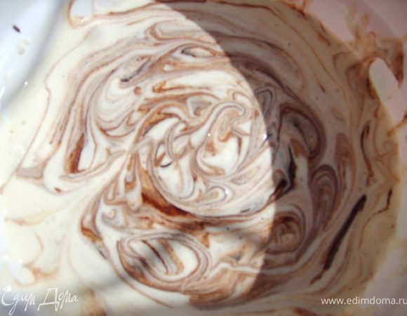 Яйца взбить с сахаром, добавить муку и влить в шоколадную массу, все тщательно перемешать