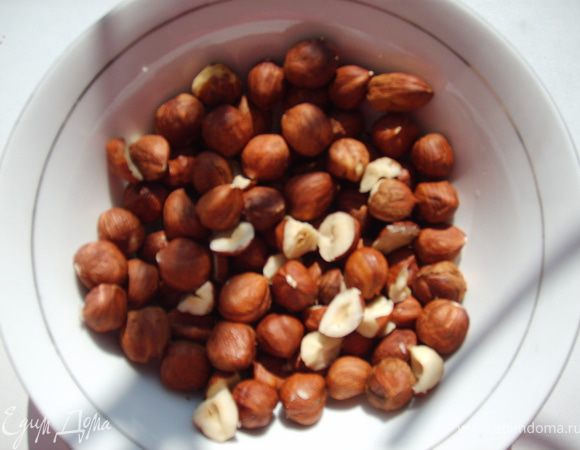 Добавить орехи, порубленные на 4 части 
