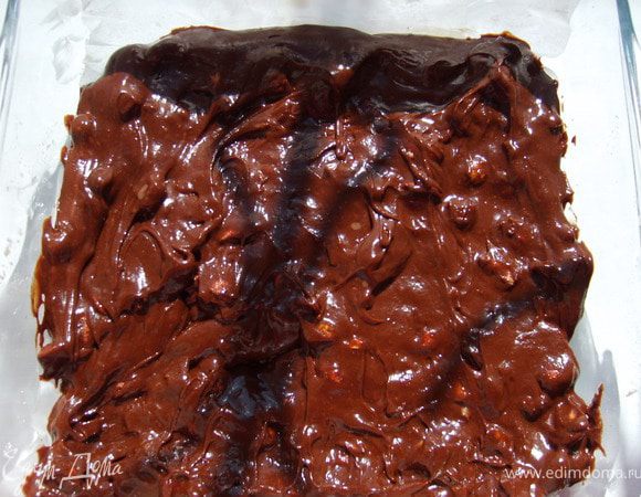 Вылить наше тесто в застеленную пергаментом форму (у меня была квадратная 20 на 20 см) 