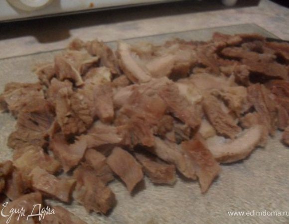 Мясо отварить в 2 л. воды.После, достать мясо, порезать на маленькие кусочки.