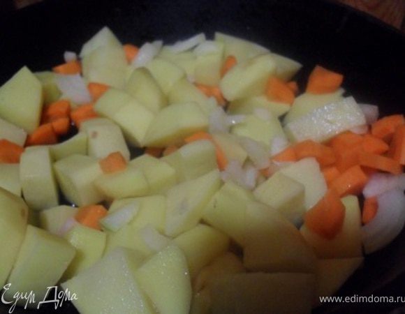 Картофель порезать крупным кубиком, морковь мелким кубиком, лук измельчить.Обжарить овощи  на растит.масле около 5 минут, периодически помешивая.