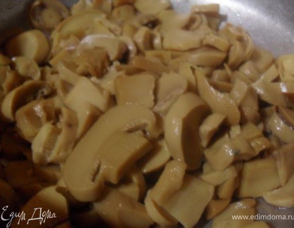 Грибы нарезать ломтиками.Отварить до готовности.