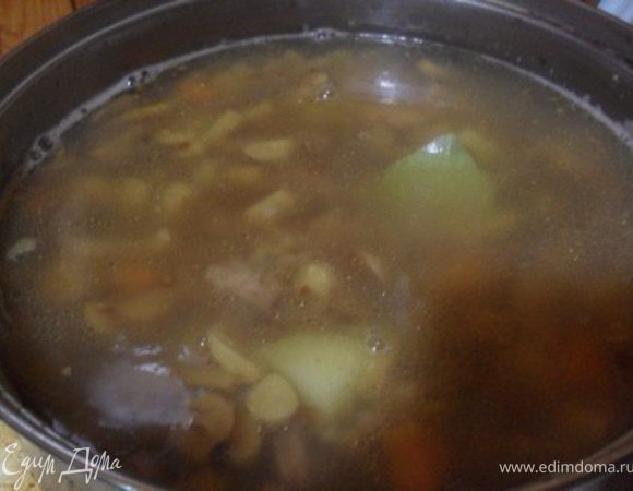 Положить в бульон к мясу овощи, варить 10 минут, после положить грибы и гречку и варить еще 10-15 минут.Готовый суп посолить, поперчить, добавить лавровый лист.