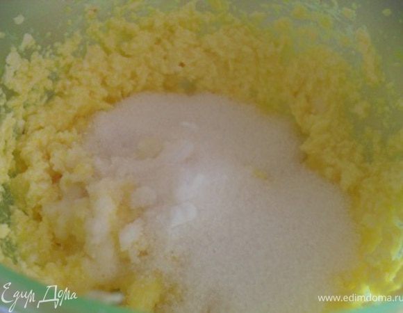 Взбить желтки с размягченным маргарином, добавить сахар и соду, погашенную уксусом.
