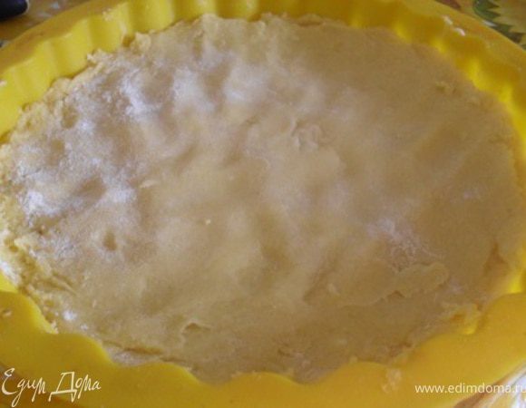 Выложить тесто в смазанную маслом форму(d=20см.).Выпечь при 200*С около 10-15 минут.