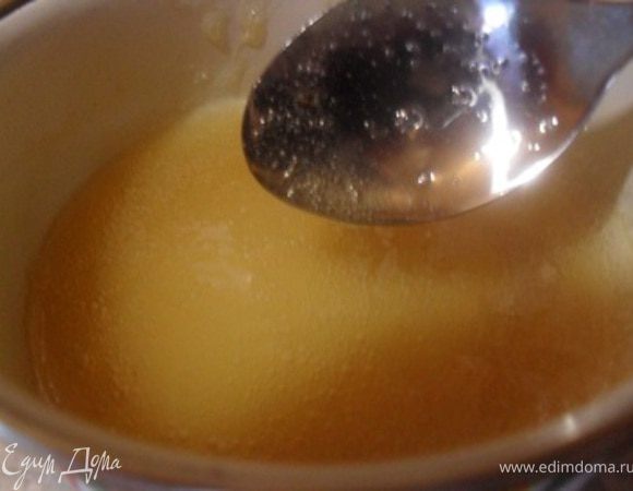 Желатин залить небольшим кол-вом воды, дать набухнуть.Набухший желатин растворить на небольшом огне.Слегка охладить.