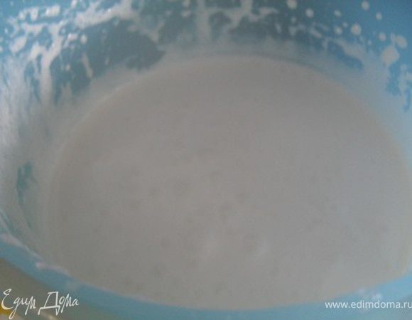 Белки взбить с сахаром в пышную пену.