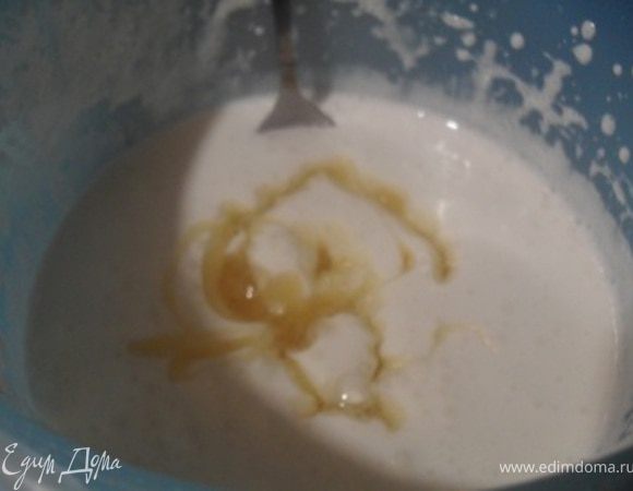 Влить в белковую массу желатин, перемешать.