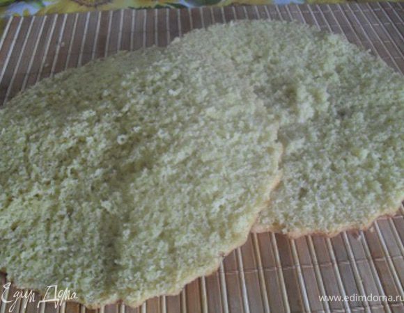 Готовый бисквит охладить, разрезать вдоль на 2 коржа.