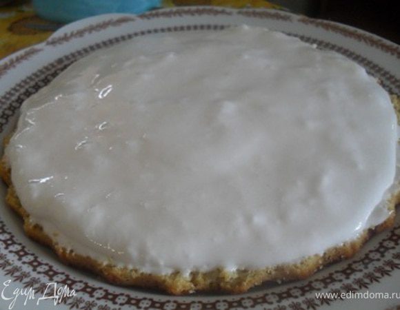 На блюдо уложить 1 корж, сверху распределить 1/2 часть суфле.Убрать в холод на 10 минут.