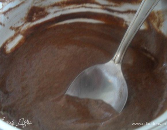 Для глазури смешать сметану, сахар и какао, добавить масло, прогреть на плите.