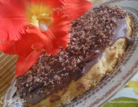 Торт полить глазурью, украсить шоколадом.Убрать в холод до полного застывания.