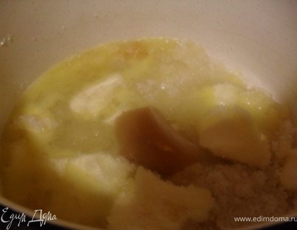 Смешать мед, сахар и маргарин.Поставить на огонь, варить помешивая, до растворения сахара.