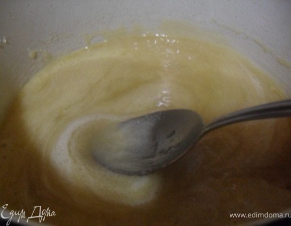 Снять с огня, добавить соду и молоко, перемешать.