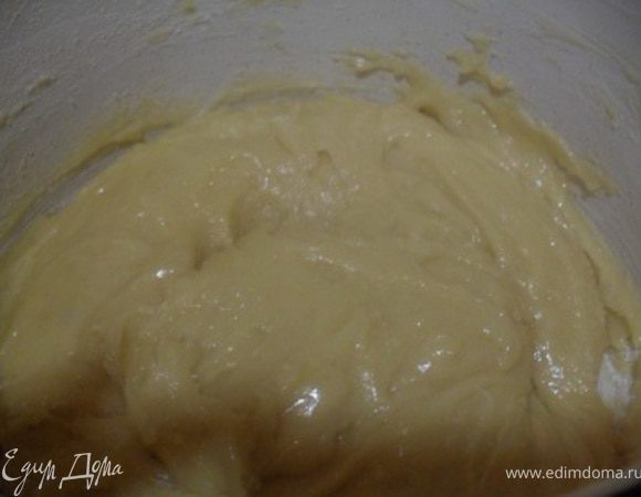 Через 5 минут добавить яйцо и муку, замесить тесто.