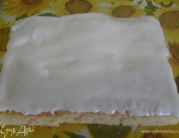 Смазать половину квадратиков белковым кремом.