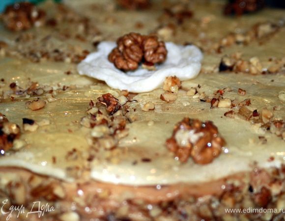 Приготовление этого торта я делю на четыре этапа:
1.	Приготовление коржей
2.	Приготовление крема
3.	Сборка торта
4.	Приготовление карамели

Приготовление коржей:
Желтки отделим от белков очень осторожно, чтобы ни одной капли желтка не попало в белки.
Взобьем миксером желтки с половиной сахара, затем также поступим с белками. Хорошо взбитые желтки и белки соединим вместе, затем добавим 150 гр муки и всё перемешаем. 
 
Разогреем духовку до 200 градусов. 
Форму застелим бумагой для выпечки (заранее промасленной).  На каждый корж берем 2 столовых ложки теста. Я выпекаю такие тонкие коржи на глаз. Примерно 4-5 минут каждый. У меня получается 10 штук.
Коржи не надо складывать друг на друга, так как они могут отсыреть и слипнуться. Так что, позаботьтесь о месте для раскладывания коржей заранее, либо перекладывайте их хорошо промасленной бумагой.

